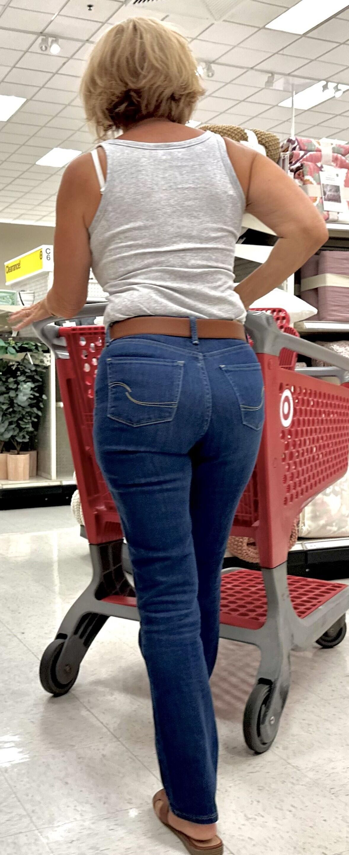 Blonde GILF mit riesigen Titten und engen Jeans liebt die Aufmerksamkeit