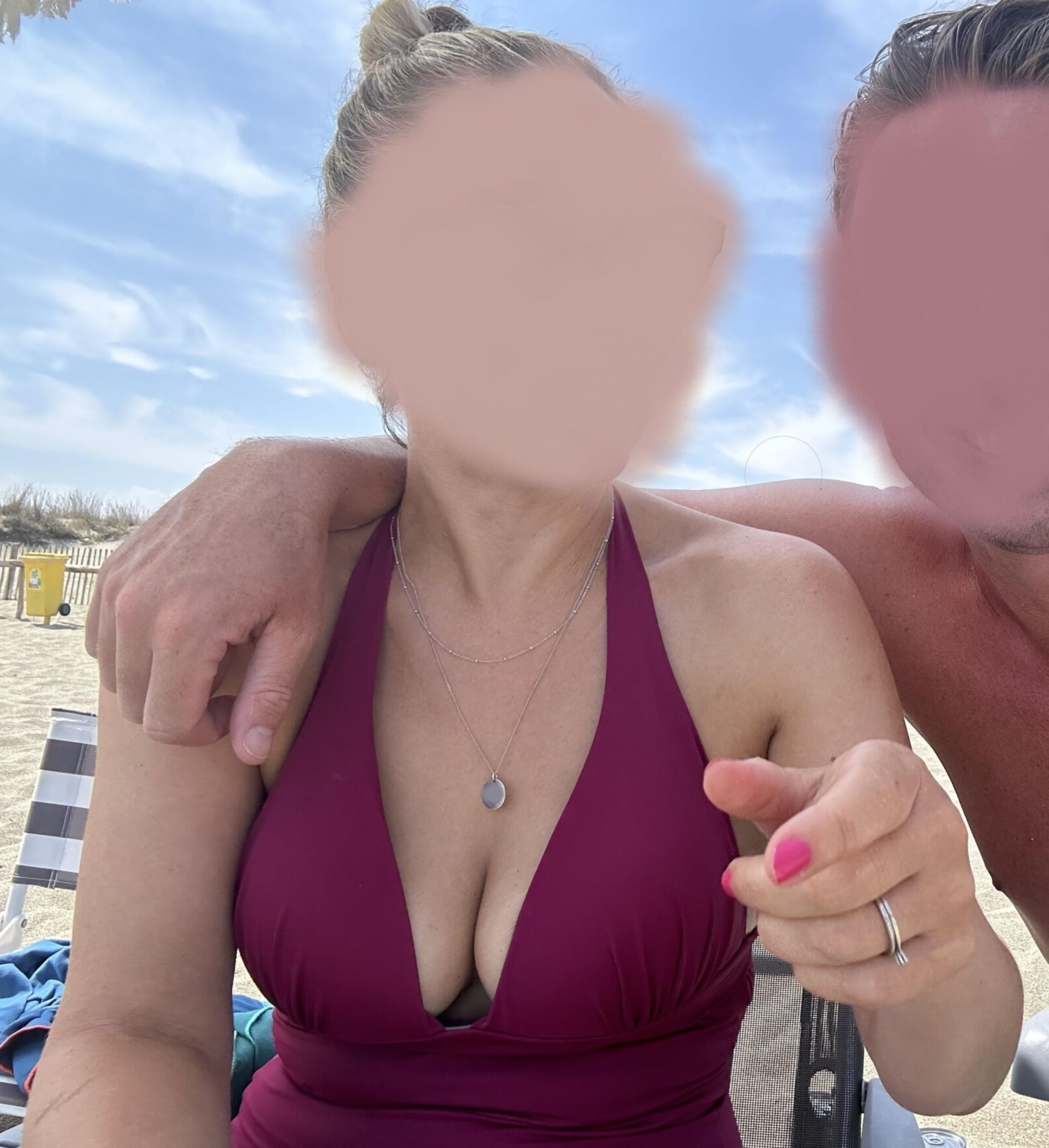 Ma femme montre ses seins en maillot de bain sexy en vacances