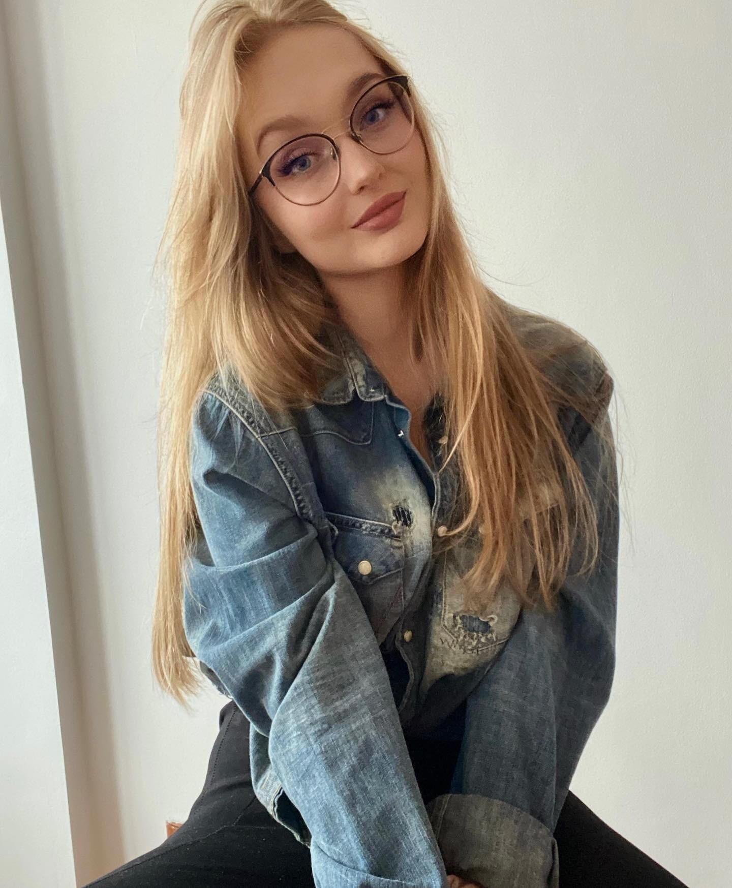 Asia süßer blonder Insta-Teenager