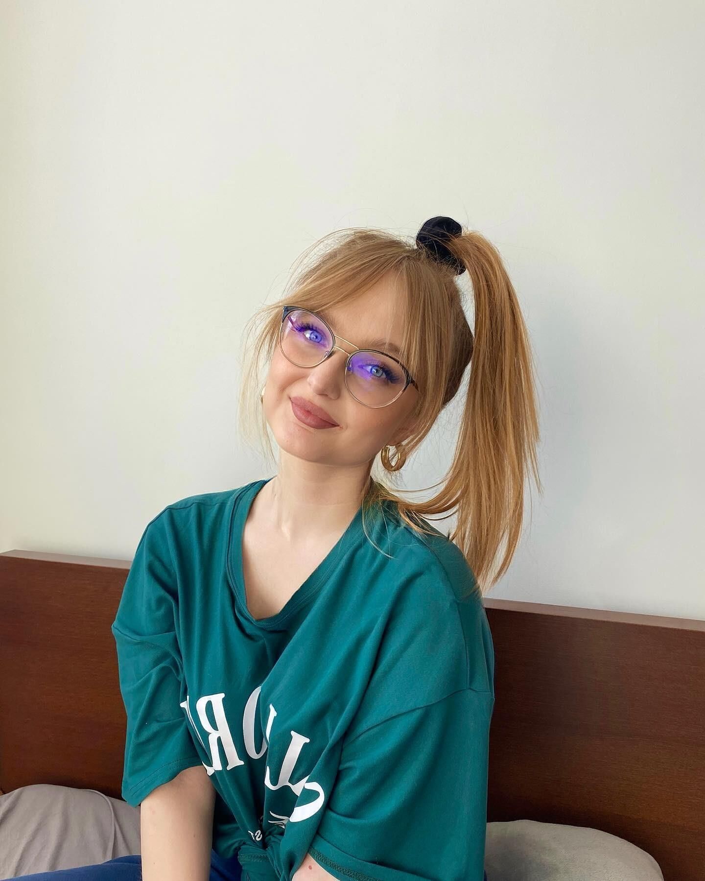 Asia süßer blonder Insta-Teenager