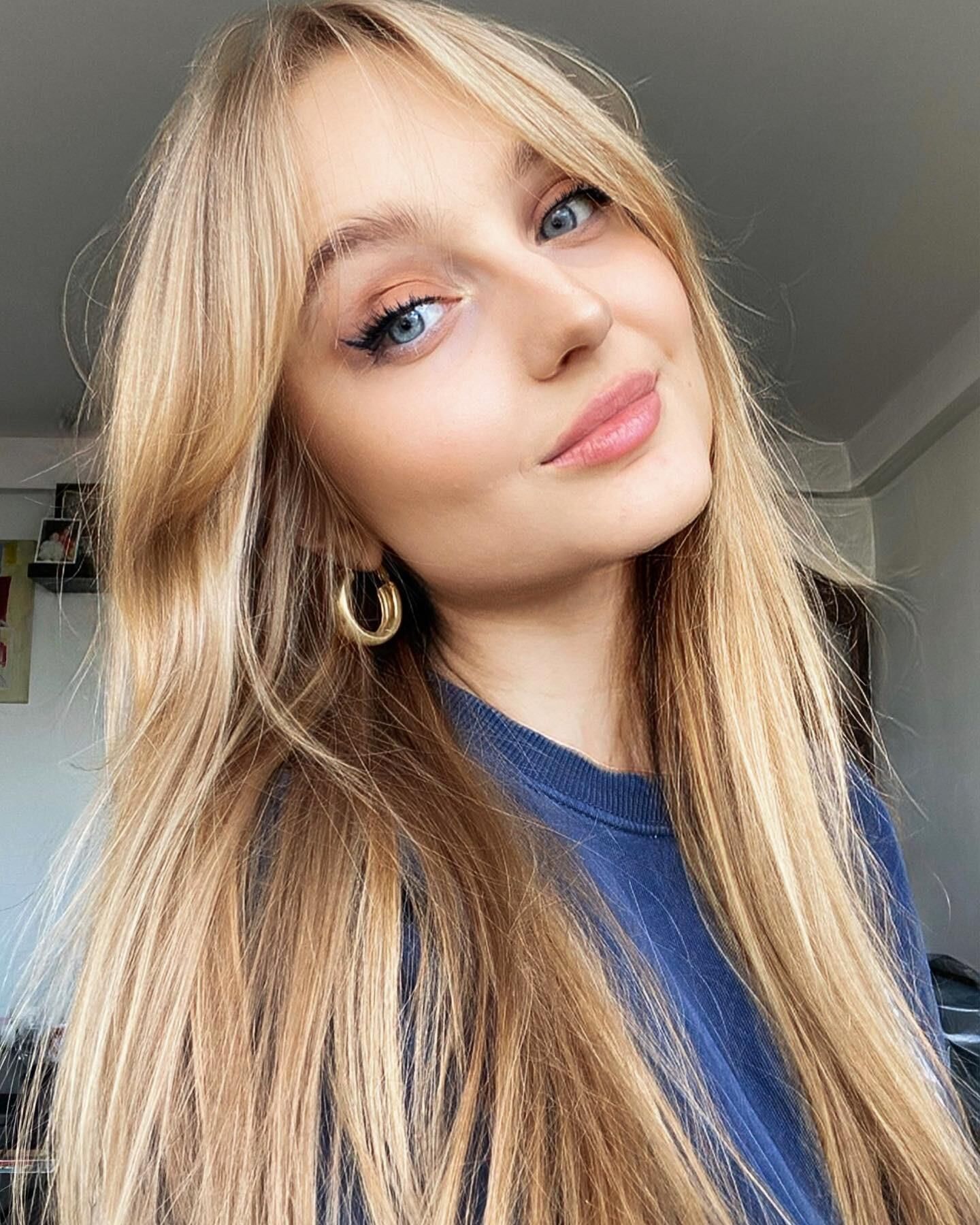 Asia süßer blonder Insta-Teenager