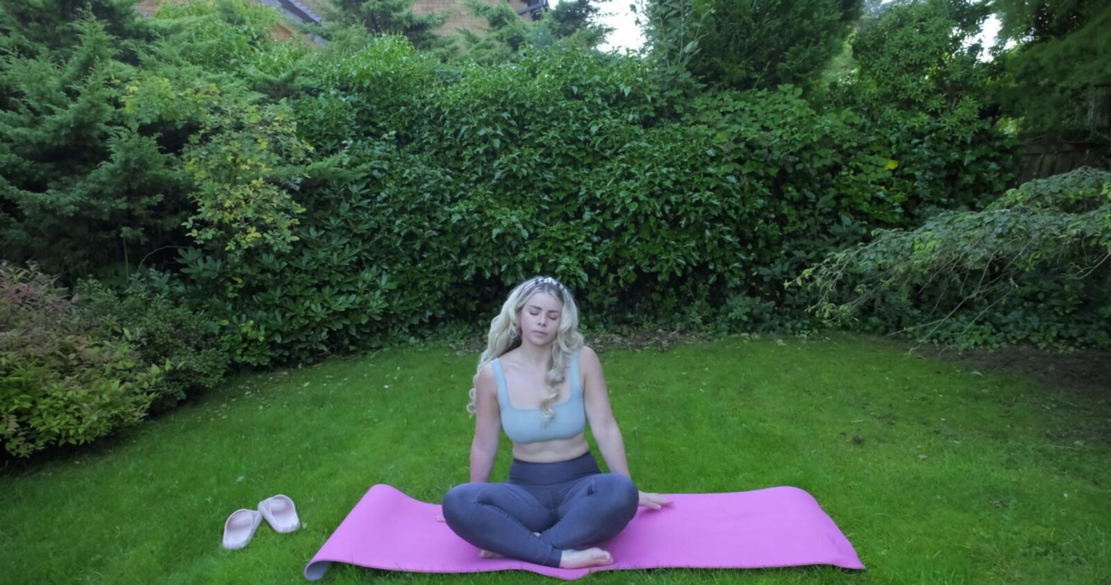 Murmullos escoceses ASMR Yoga al aire libre Lauren Woods