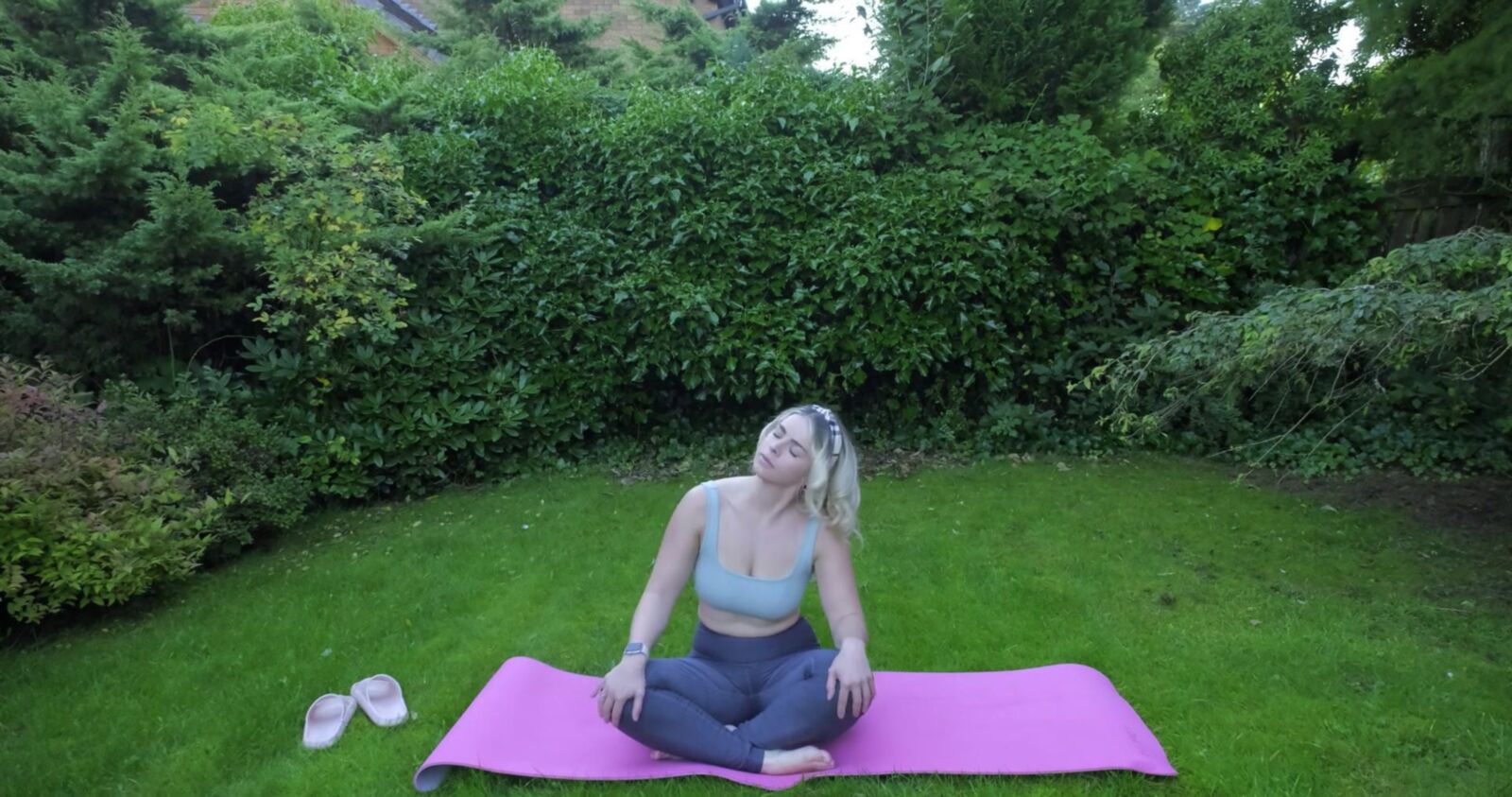 Murmullos escoceses ASMR Yoga al aire libre Lauren Woods