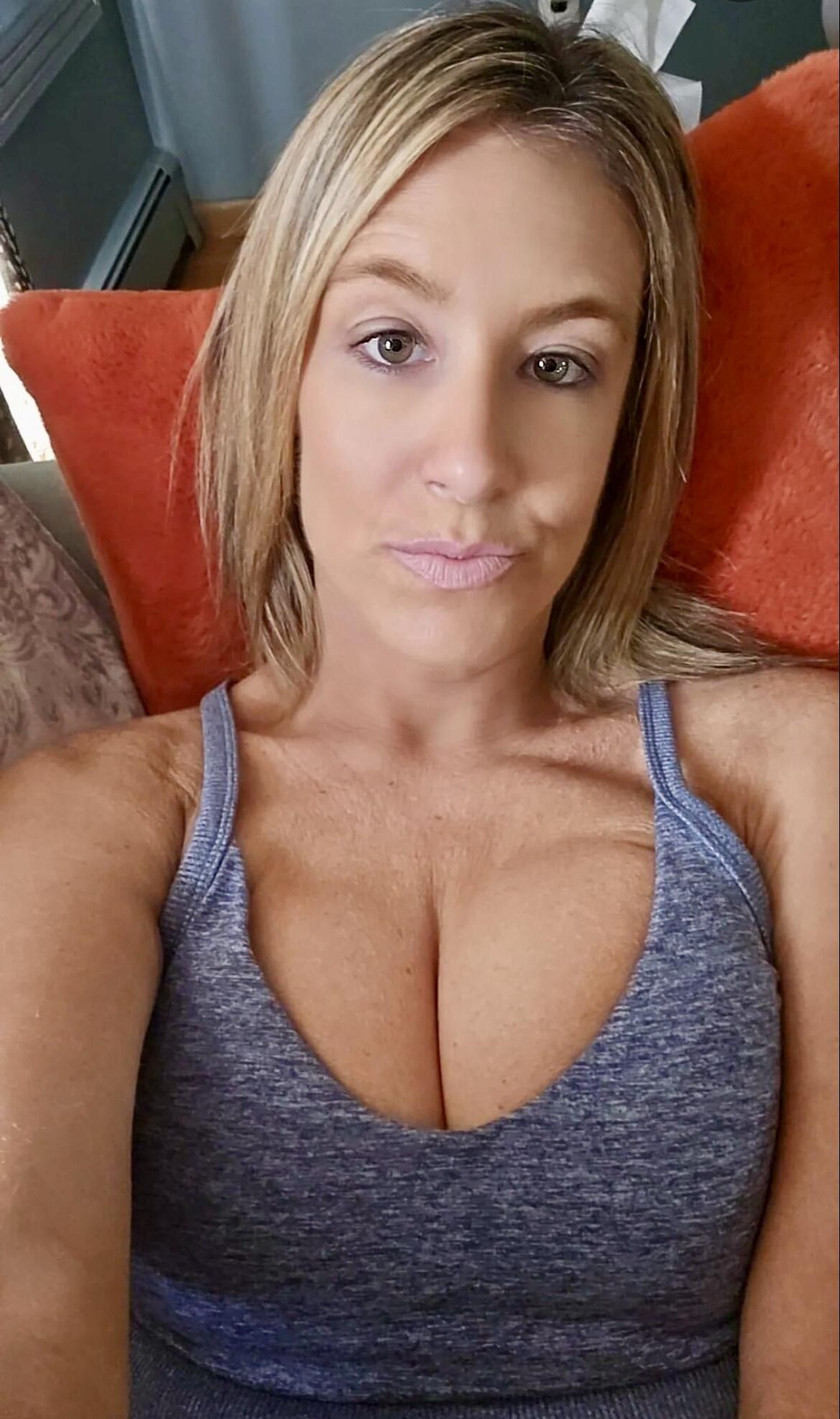 Vollbusige MILF