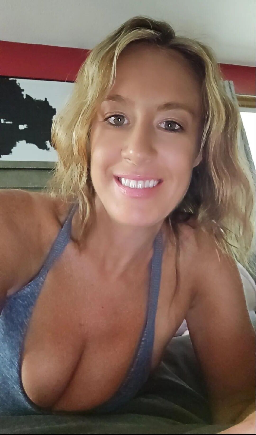 Busty MILF 