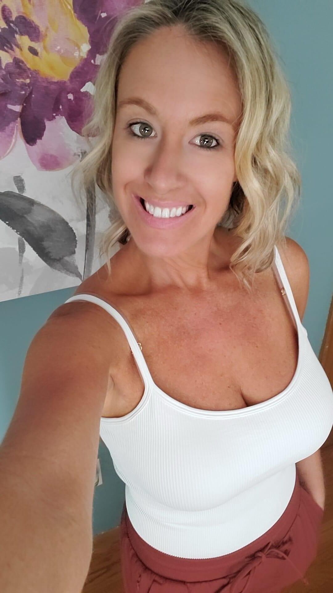 Busty MILF 