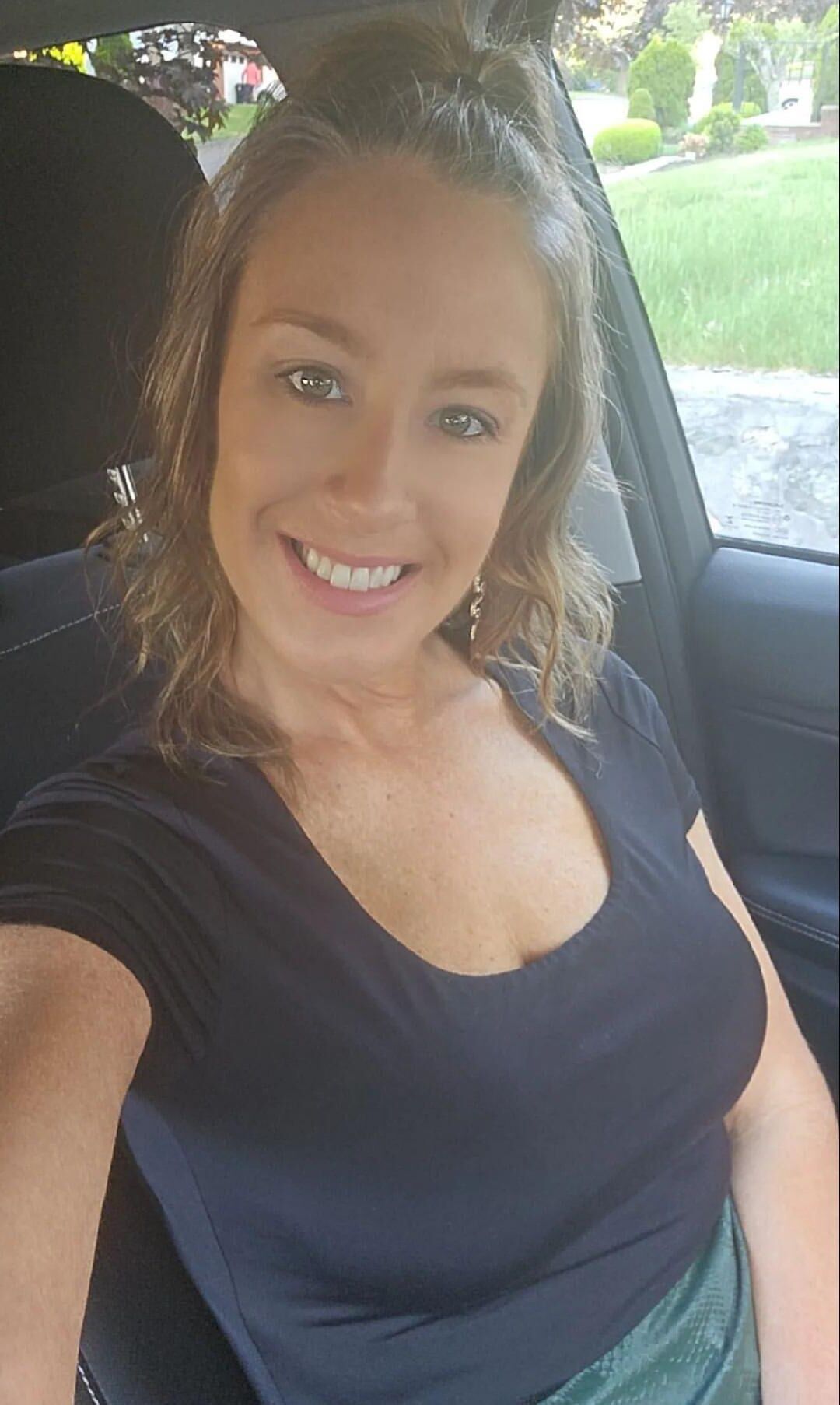 Busty MILF 