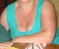 Les seins de ma tante adorent se branler dessus