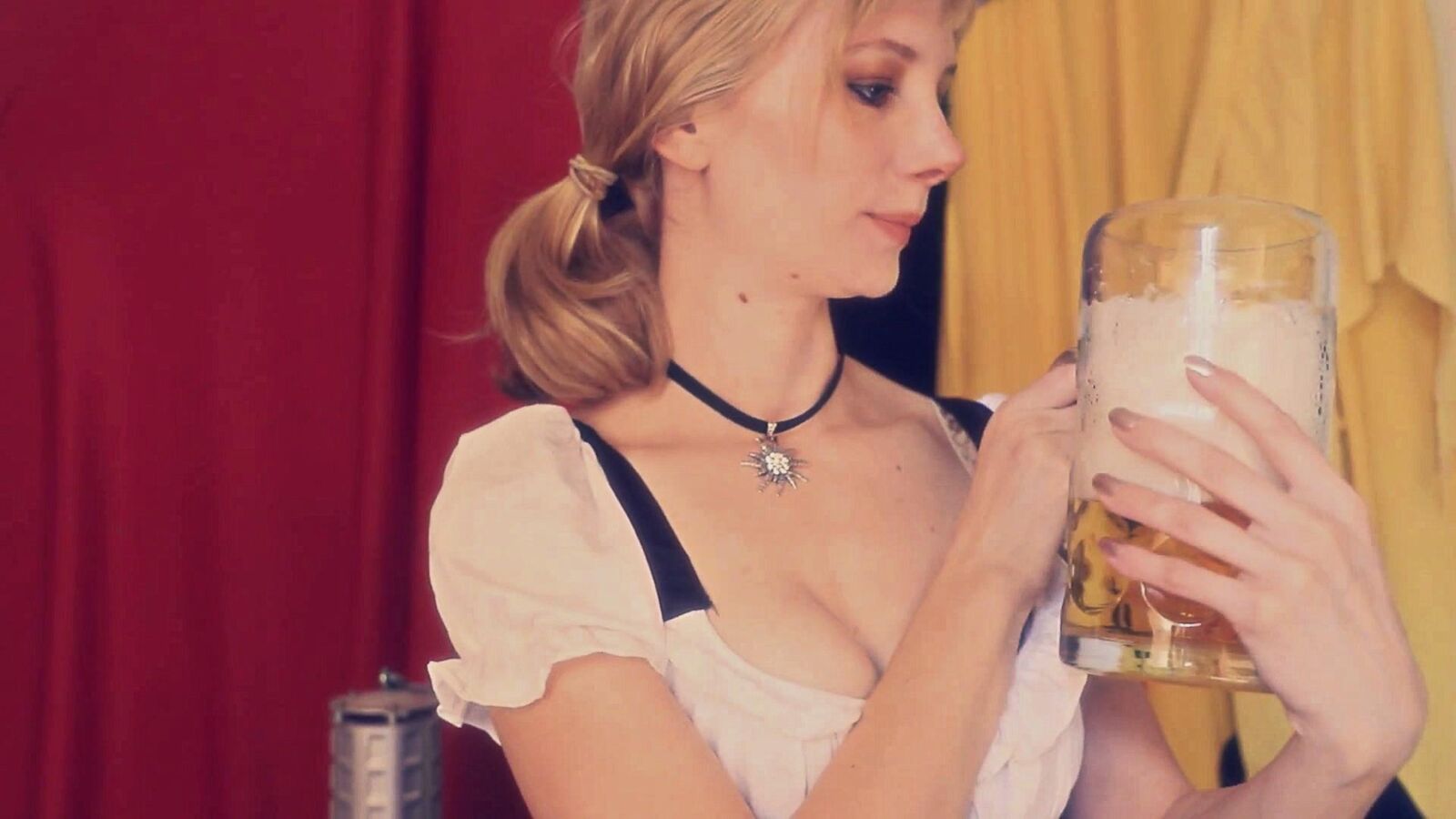 „Blue“ flüstert ASMR-Biermädchen auf dem Oktoberfest