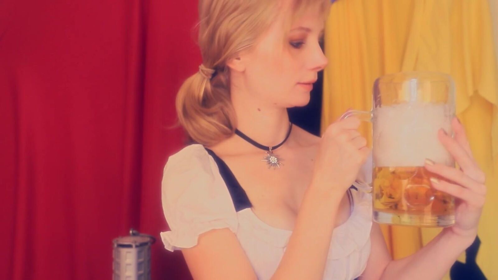 „Blue“ flüstert ASMR-Biermädchen auf dem Oktoberfest