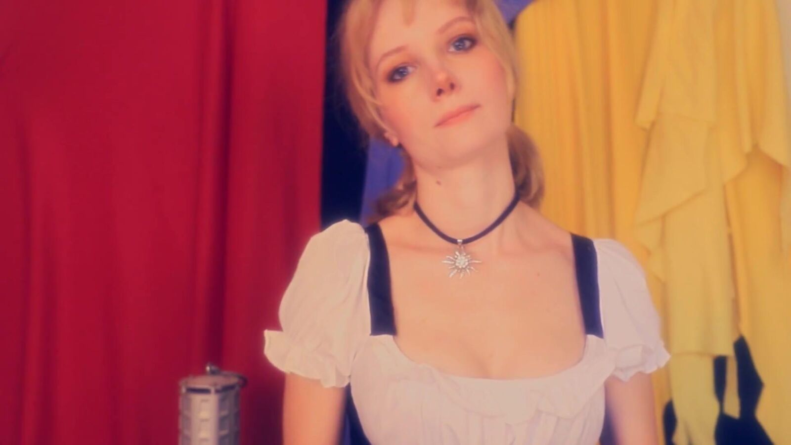 „Blue“ flüstert ASMR-Biermädchen auf dem Oktoberfest