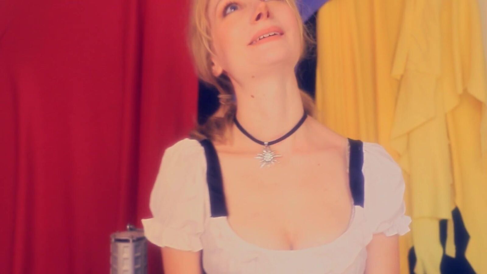 „Blue“ flüstert ASMR-Biermädchen auf dem Oktoberfest