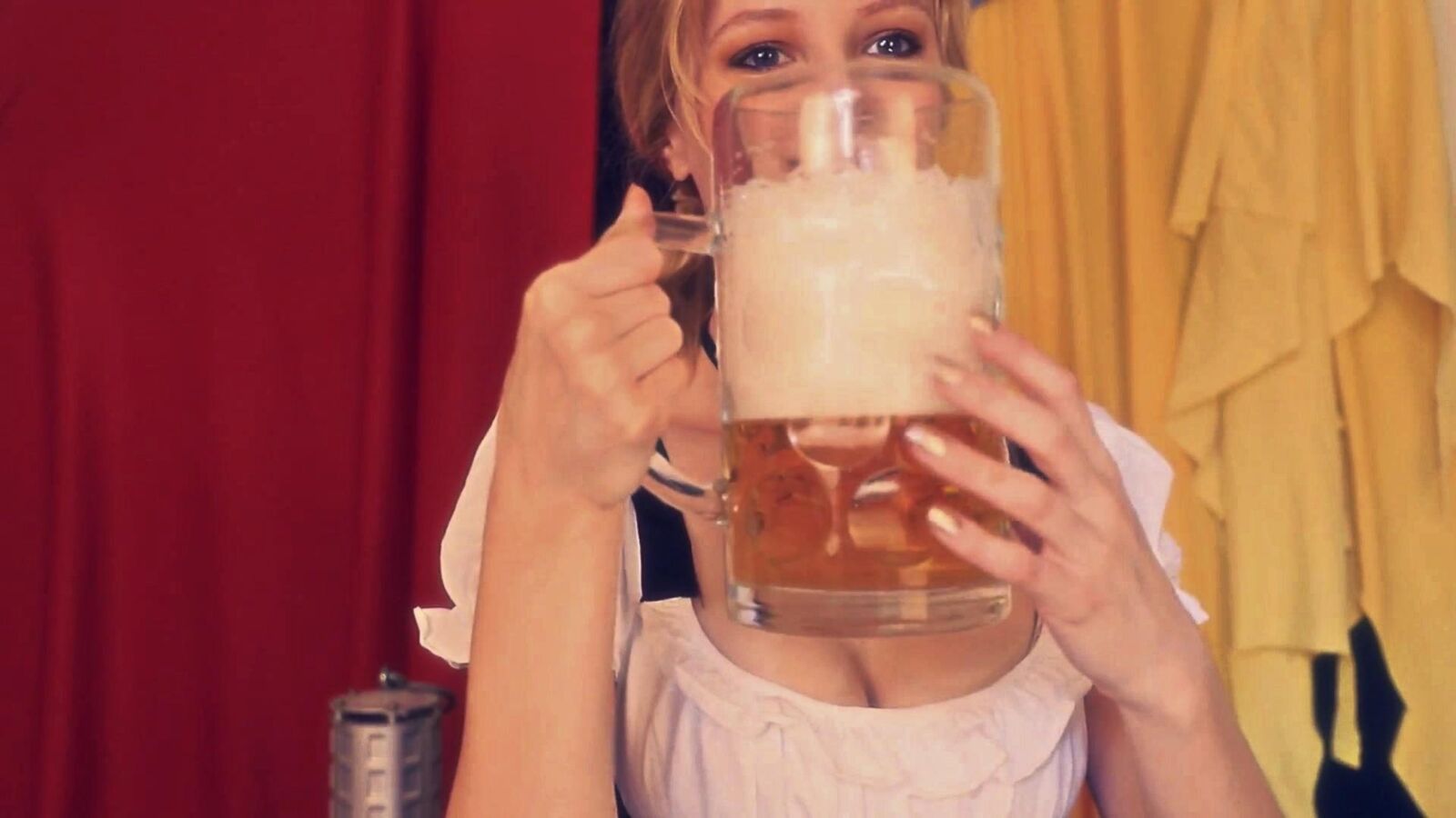 „Blue“ flüstert ASMR-Biermädchen auf dem Oktoberfest