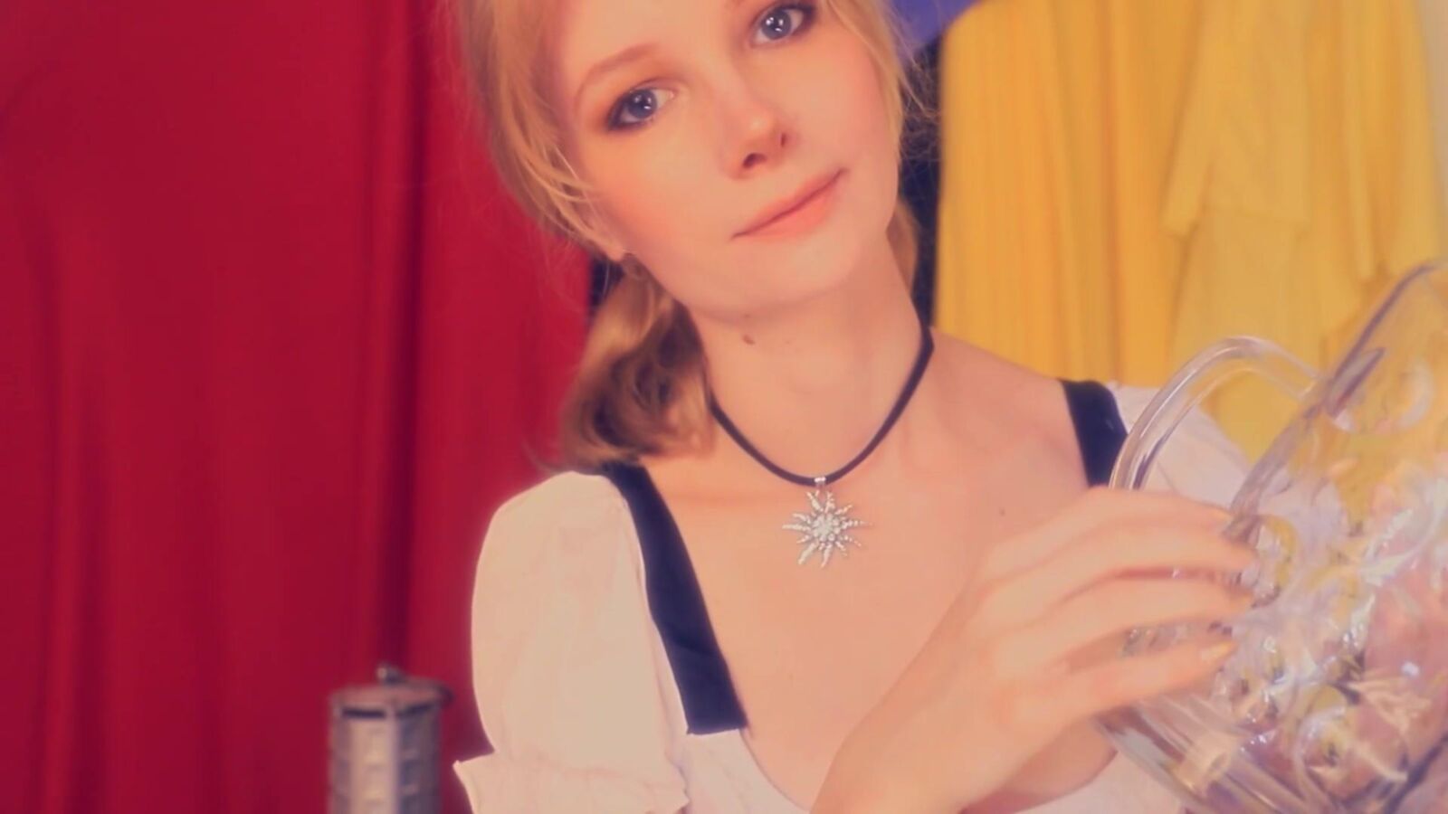 \"Blue\" Whispers ASMR Beer Maid à l'Oktoberfest