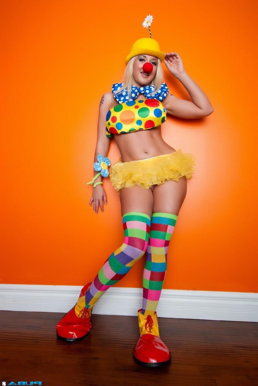 dont clown around girl posing naked Leya Falcon