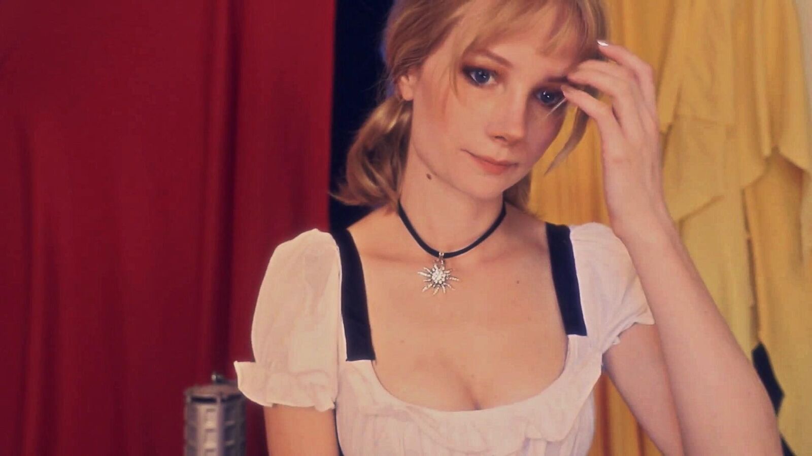 \"Blue\" Whispers ASMR Beer Maid à l'Oktoberfest