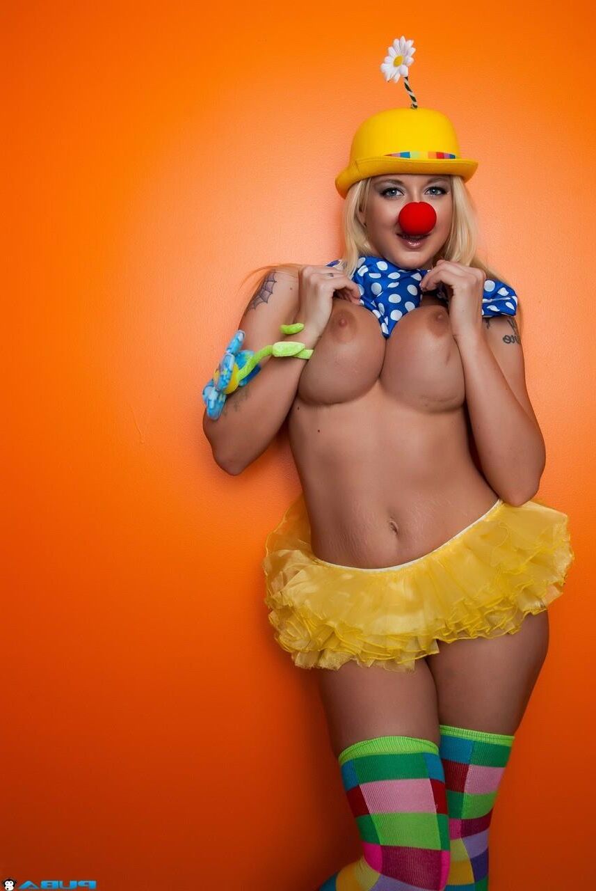 dont clown around girl posing naked Leya Falcon