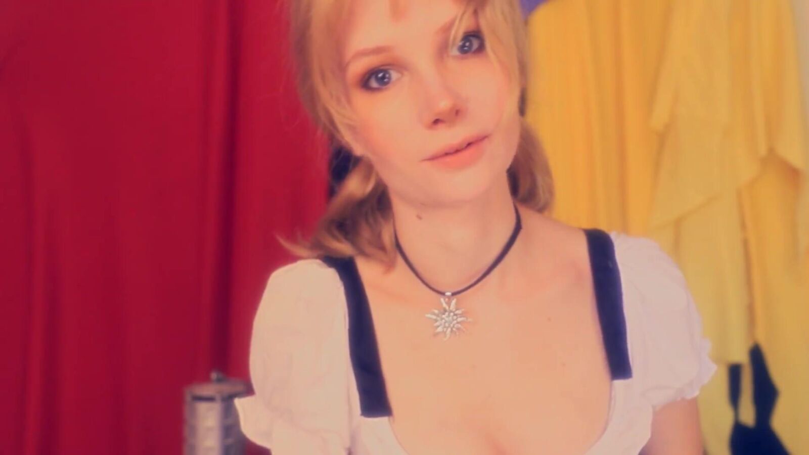 \"Blue\" Whispers ASMR Beer Maid à l'Oktoberfest