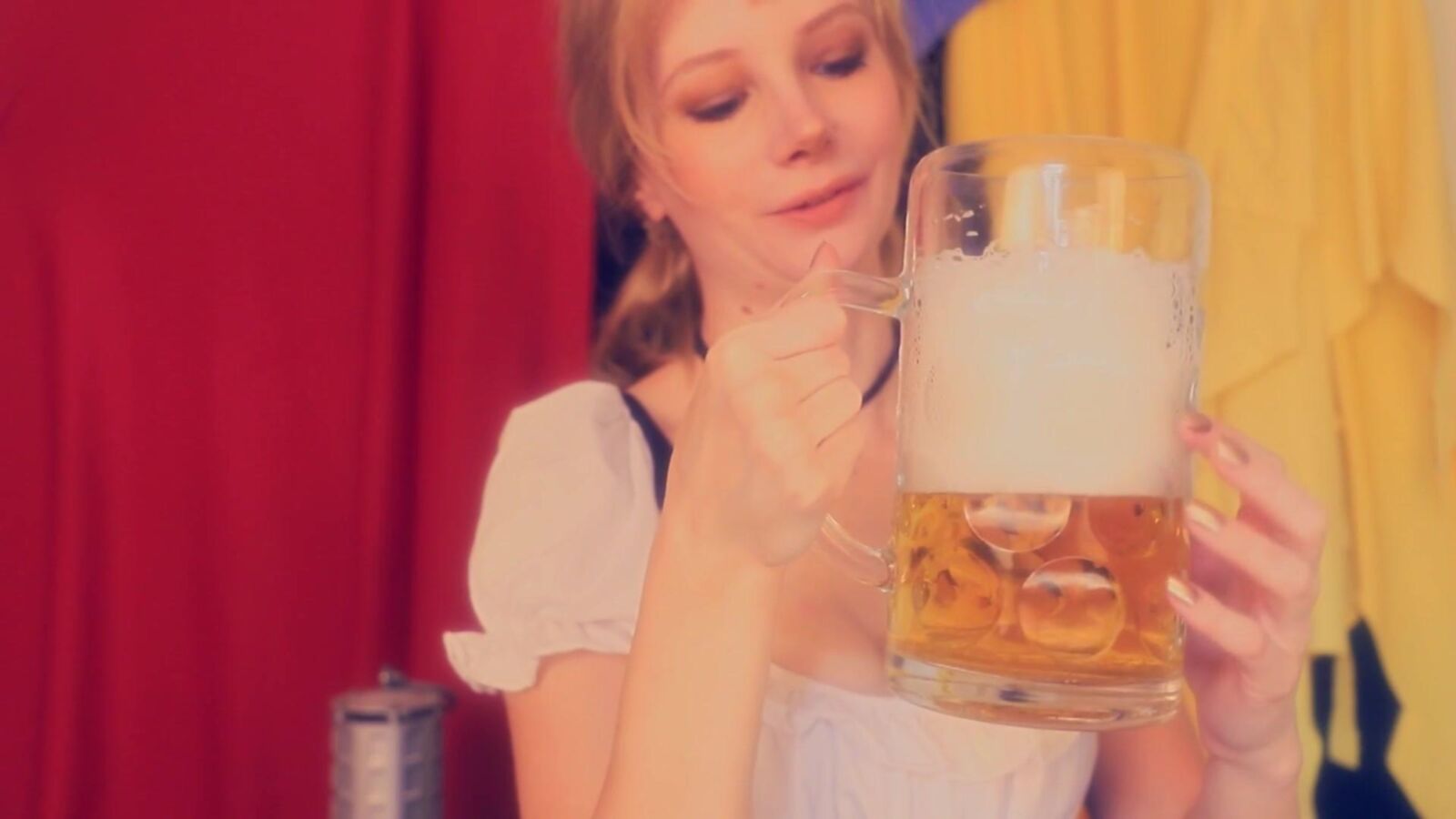 „Blue“ flüstert ASMR-Biermädchen auf dem Oktoberfest