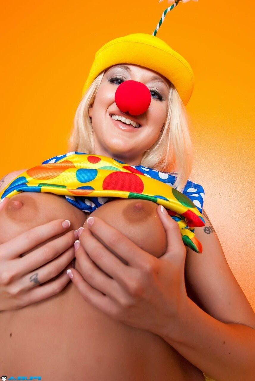 dont clown around girl posing naked Leya Falcon