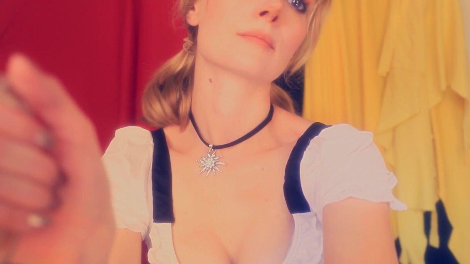 \"Blue\" Whispers ASMR Beer Maid à l'Oktoberfest