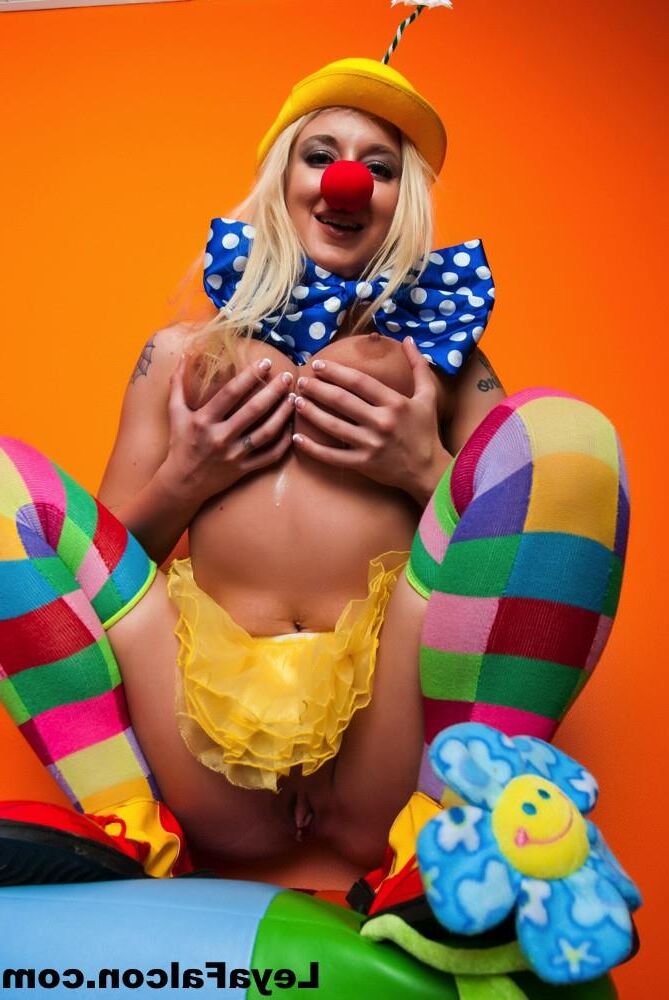 dont clown around girl posing naked Leya Falcon