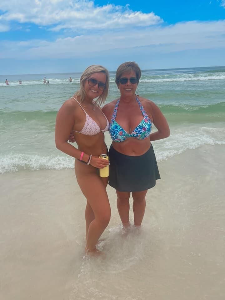 MILF caliente y su hija caliente en bikinis y vestidos