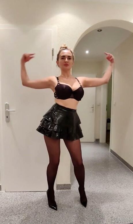 Lena porte des collants