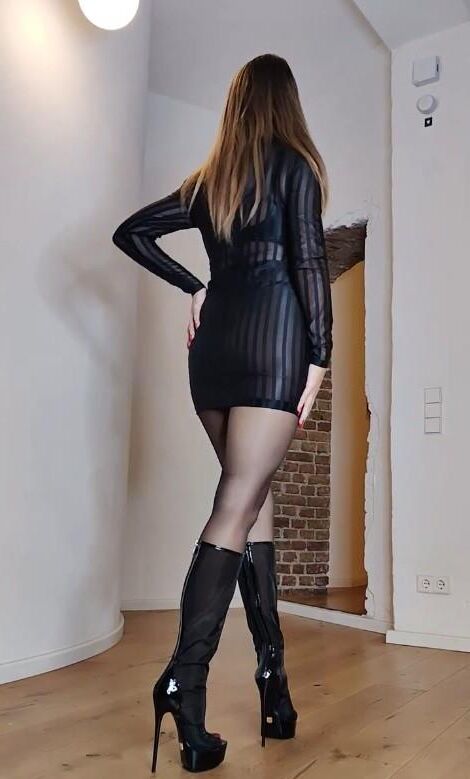 Lena porte des collants