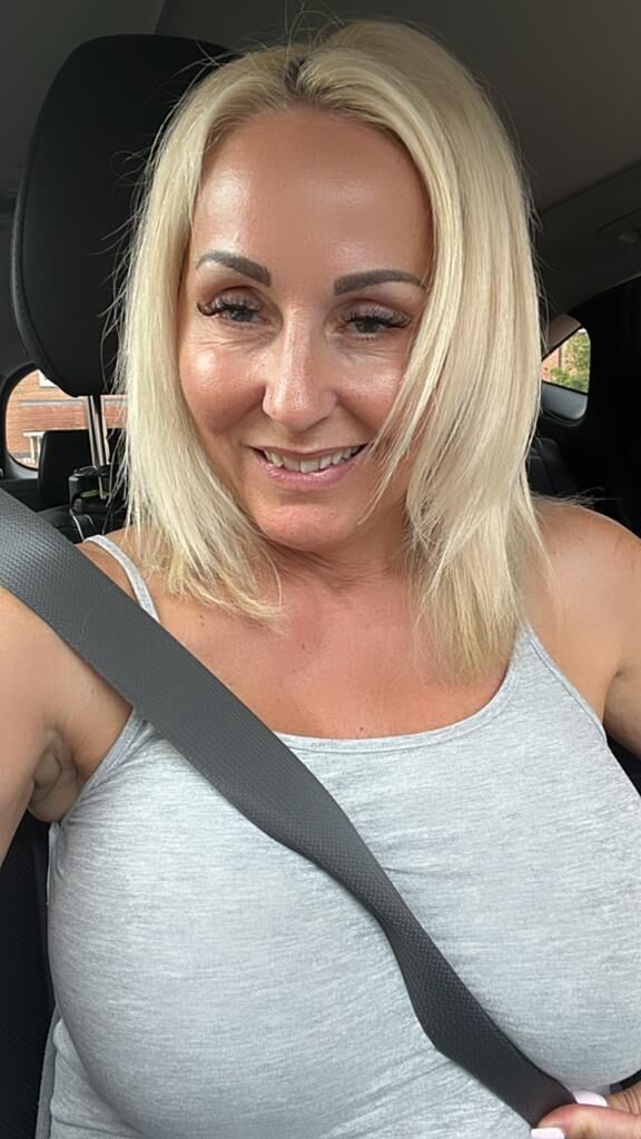 Heiße britische blonde MILF präsentiert ihren nackten Körper