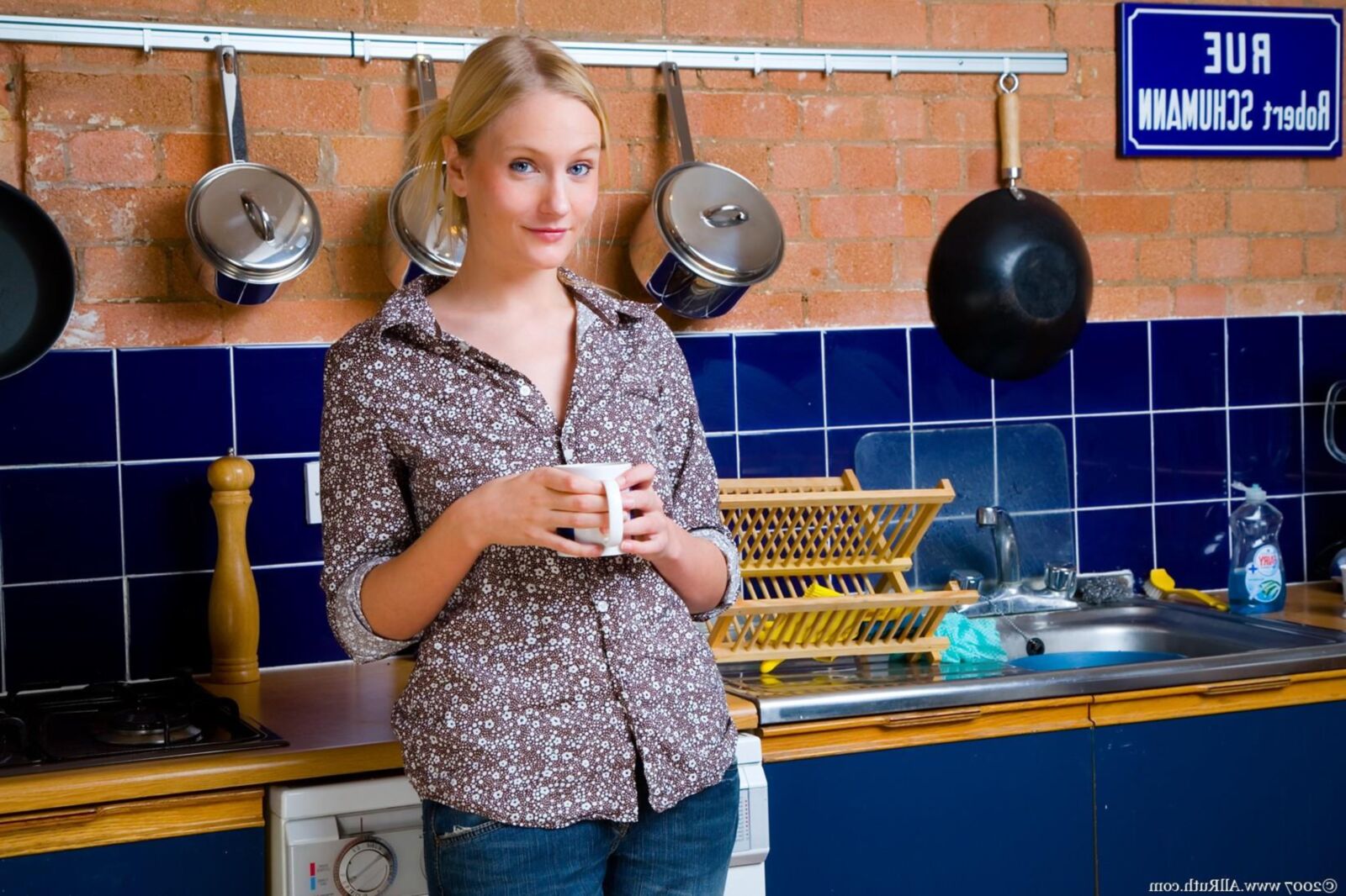 Die blonde Ruth in Jeans zeigt ihren Arsch P.