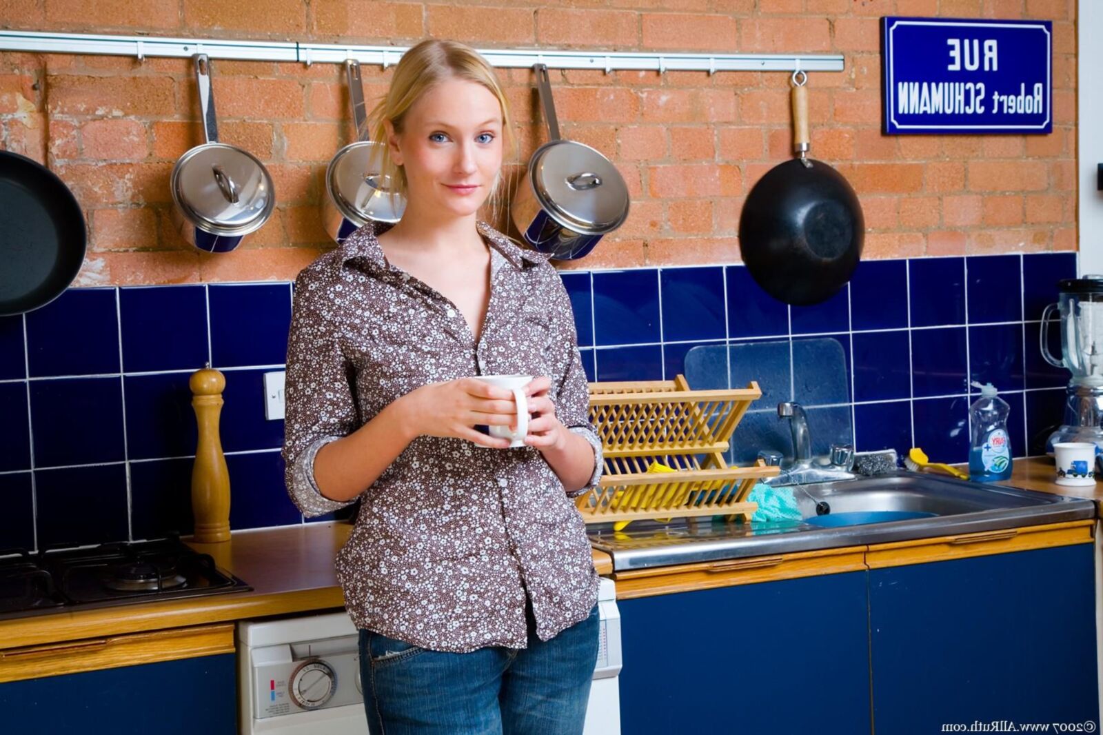 Die blonde Ruth in Jeans zeigt ihren Arsch P.