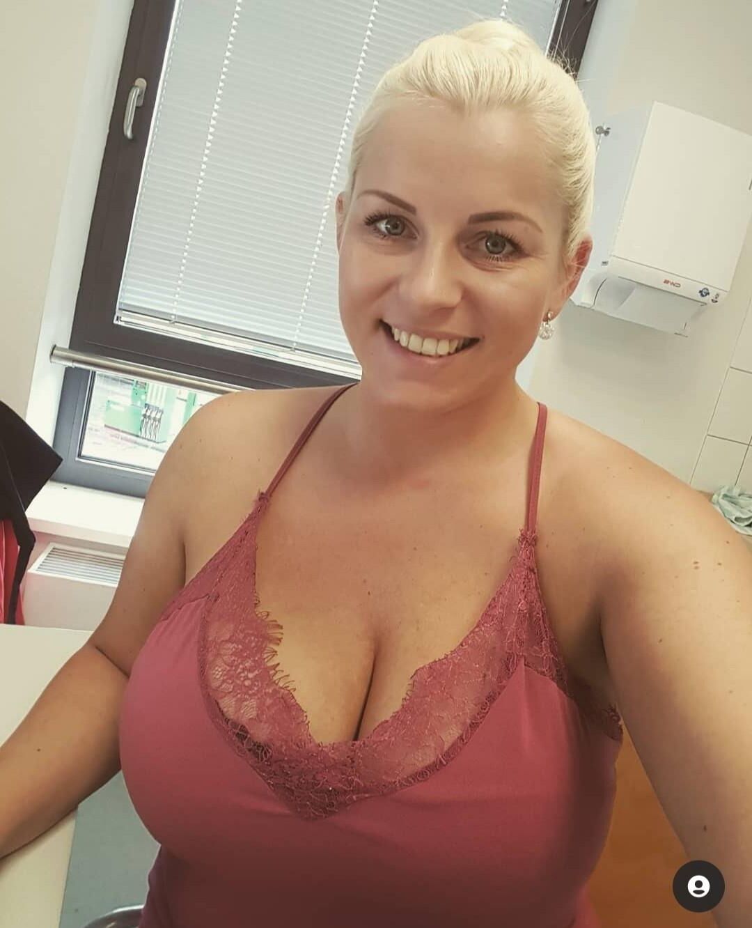 Vollbusige blonde deutsche MILF