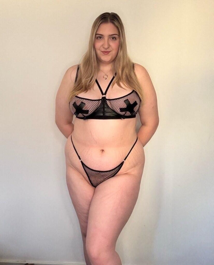 Blonde britannique BBW MIA ROSE