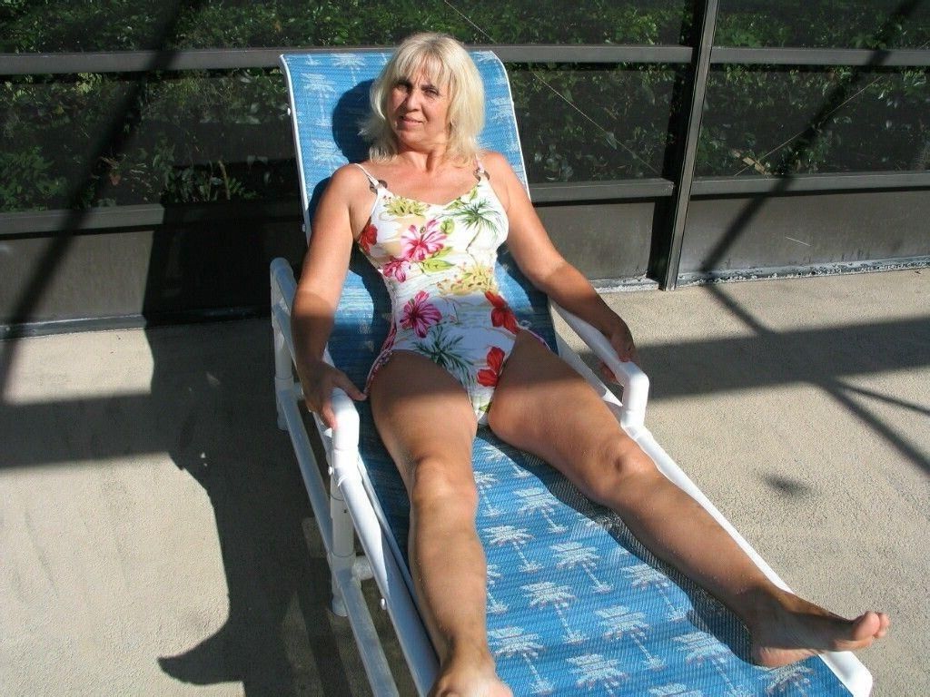 Blonde mature Lenna