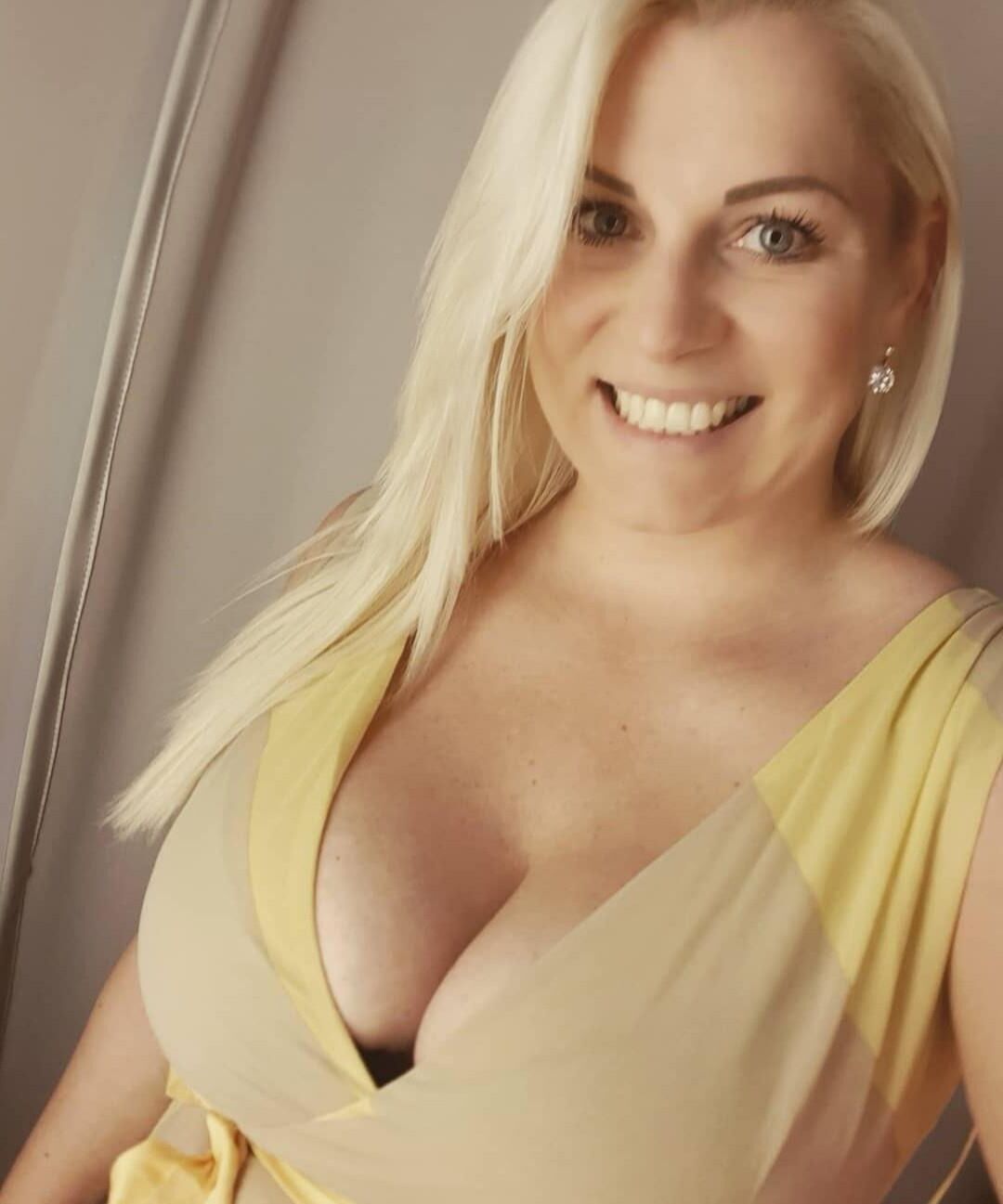 Vollbusige blonde deutsche MILF