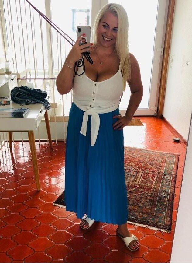 Vollbusige blonde deutsche MILF