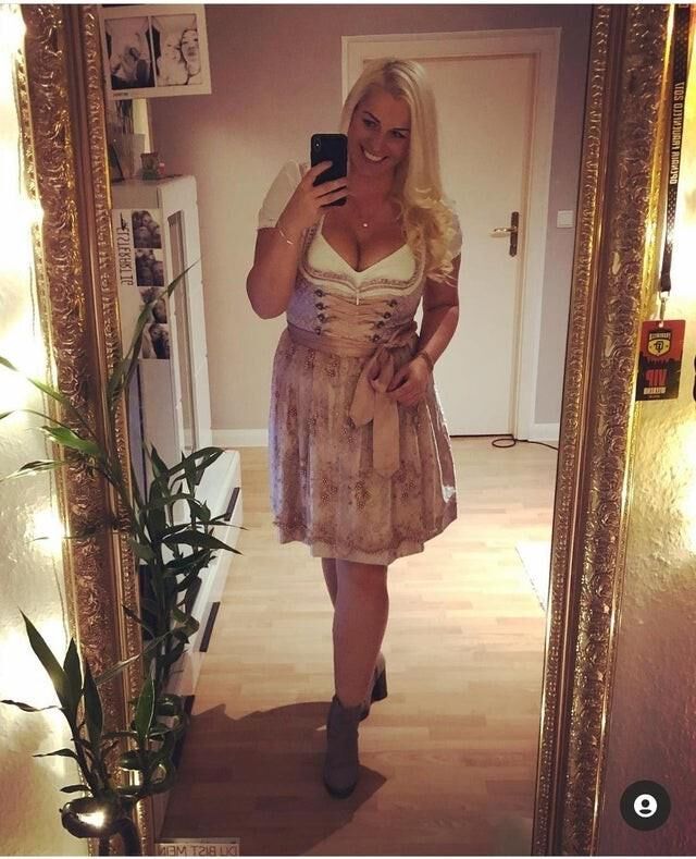 Vollbusige blonde deutsche MILF