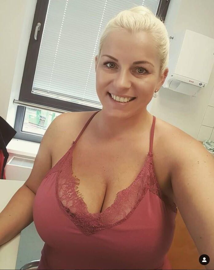 Vollbusige blonde deutsche MILF