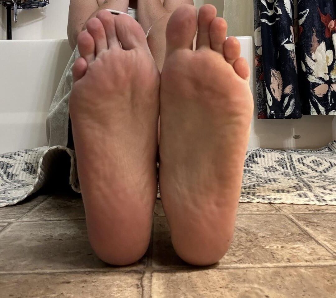 Hannas Big Soles Long Toes