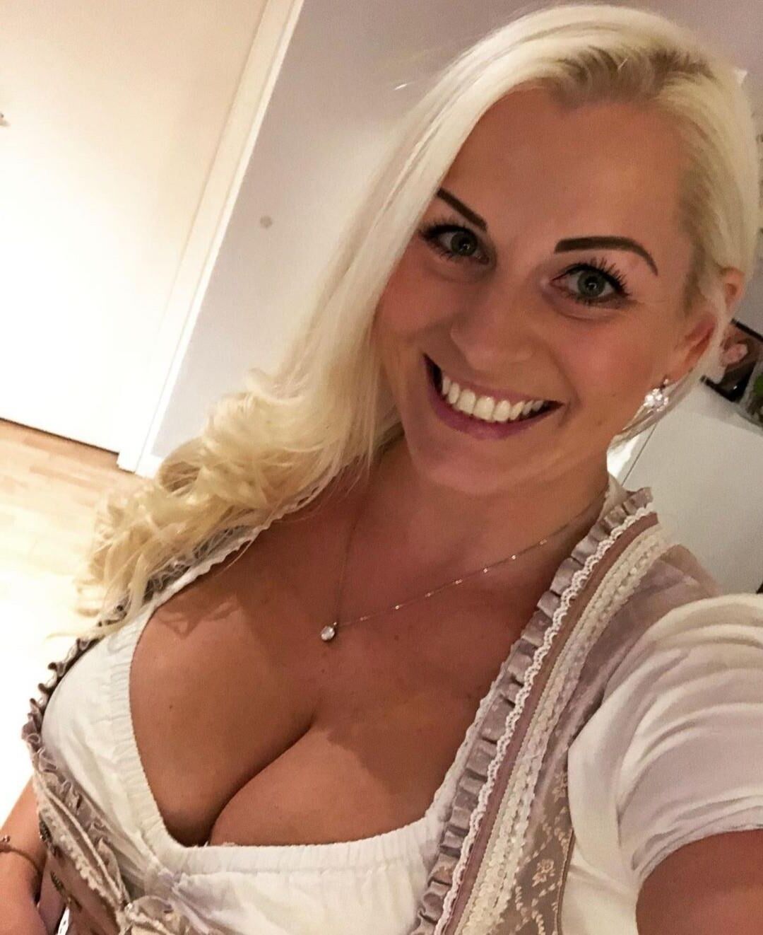 Vollbusige blonde deutsche MILF