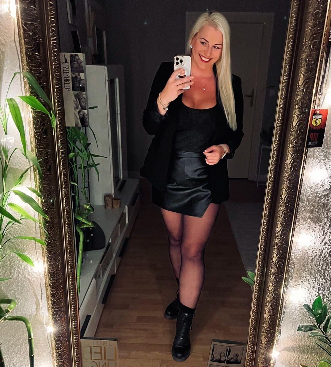 Vollbusige blonde deutsche MILF