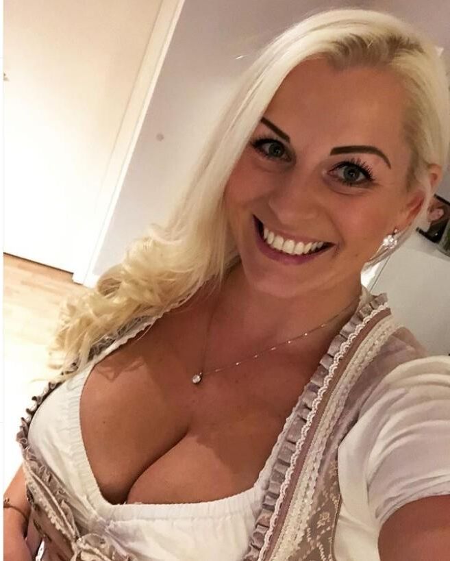 Vollbusige blonde deutsche MILF