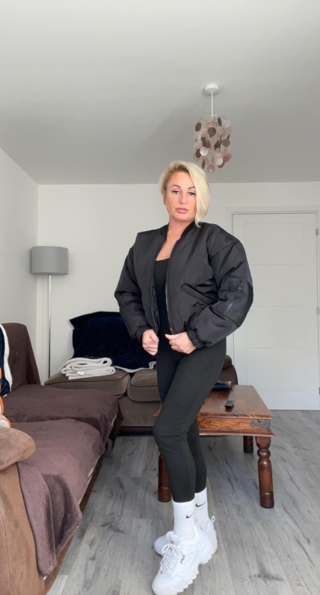 Rubia Norfolk Milf Linzi, escote, ninguno desnudo