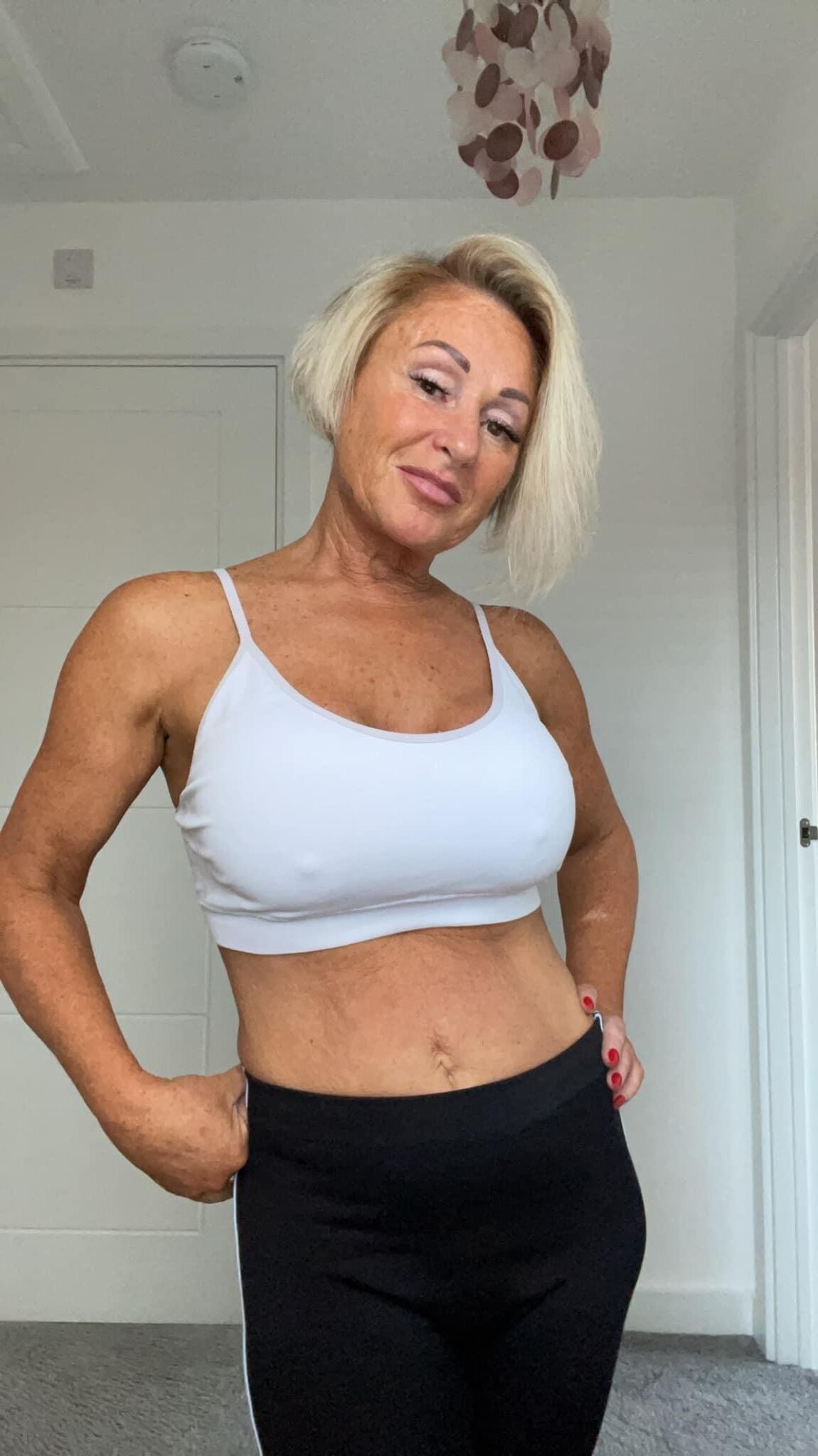 Blonde Norfolk MILF Linzi, décolleté, aucun nu