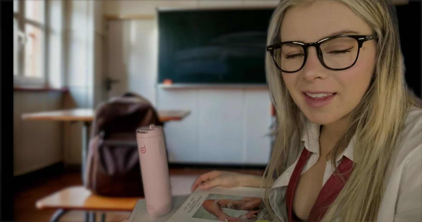 Scottish Murmurs ASMR Une écolière sexy nerd vous aime