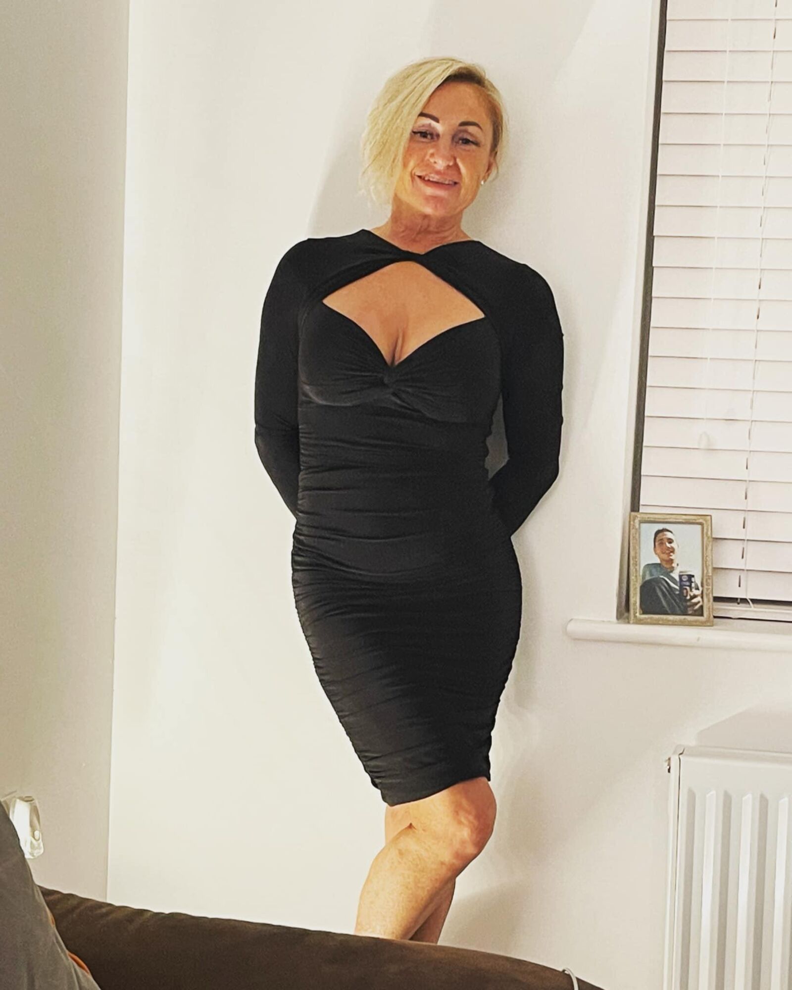 Blonde Norfolk MILF Linzi, décolleté, aucun nu