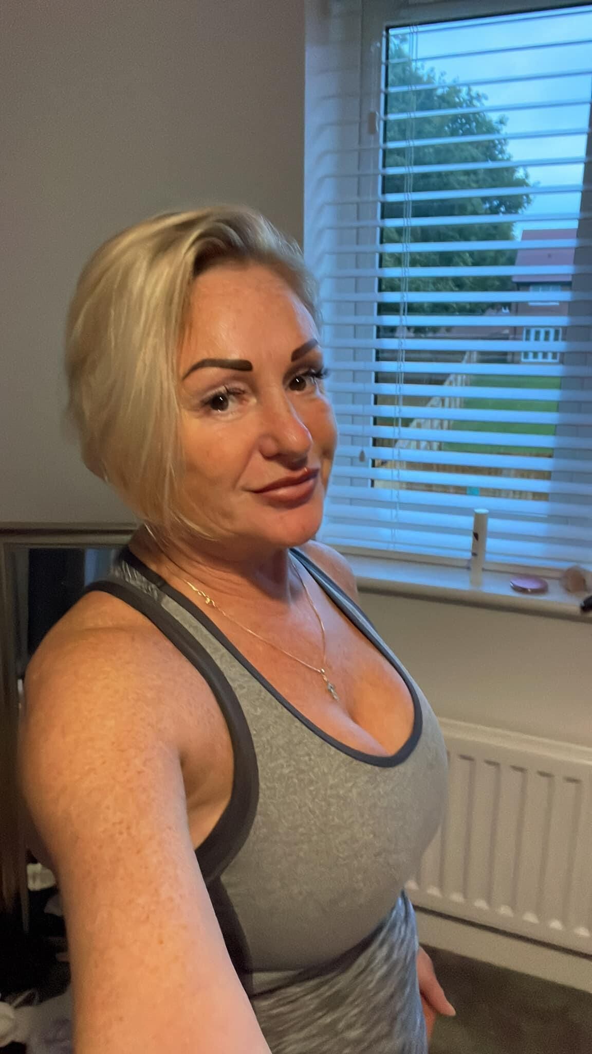 Blonde Norfolk MILF Linzi, décolleté, aucun nu