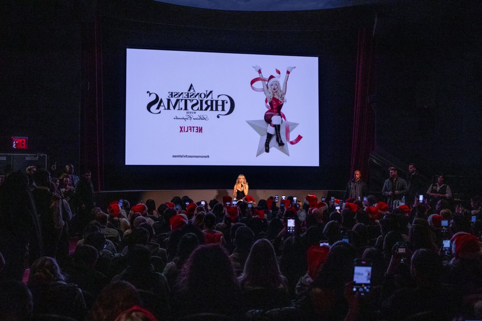 Sabrina Carpenter Premiere von „A Nonsense Christmas“.