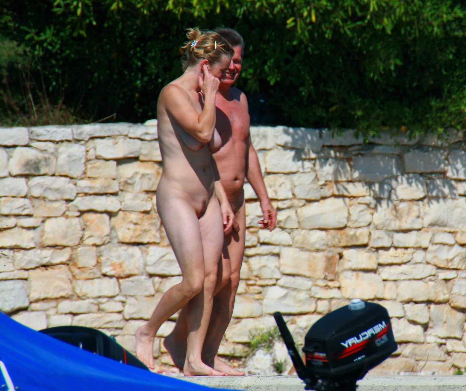 Maman nudiste blonde avec de superbes seins et un corps formidable